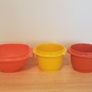10 peices of Tupperware